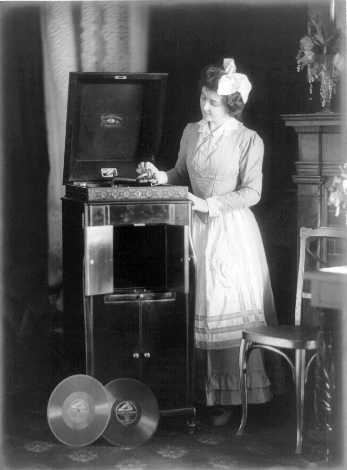 [Woman+Replacing+Phonograph+Needle+-+1908.jpg]