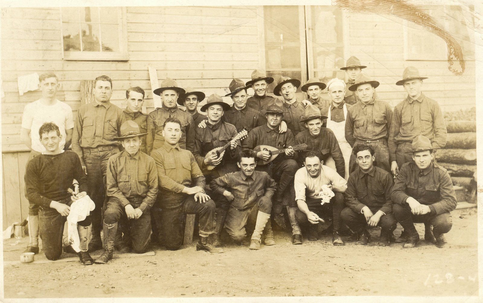 [WW1+Soldiers+Group+Photo.jpg]