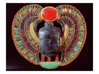 [68344~Scarab-Pectoral-from-the-Tomb-of-Tutankhamun-in-the-Valley-of-the-Kings-at-Thebes-c-1361-52-BC-Posters.jpg]