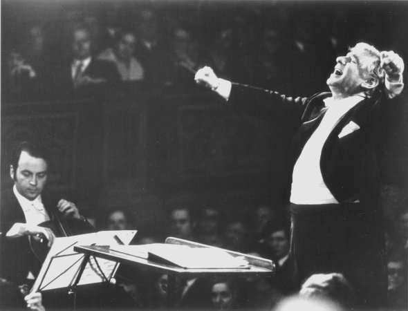 [Bernstein,+Leonard+(dirigeert).jpg]