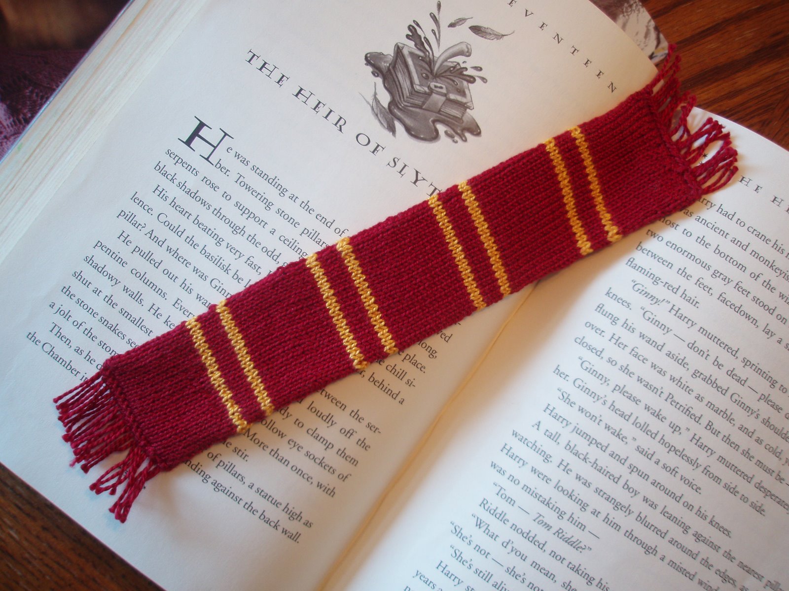 [Gryffindor+Bookscarf2.JPG]