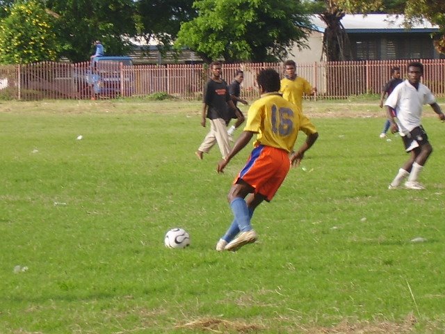 Santos FC left defender Christopher with the ball (in yellow jersy)
