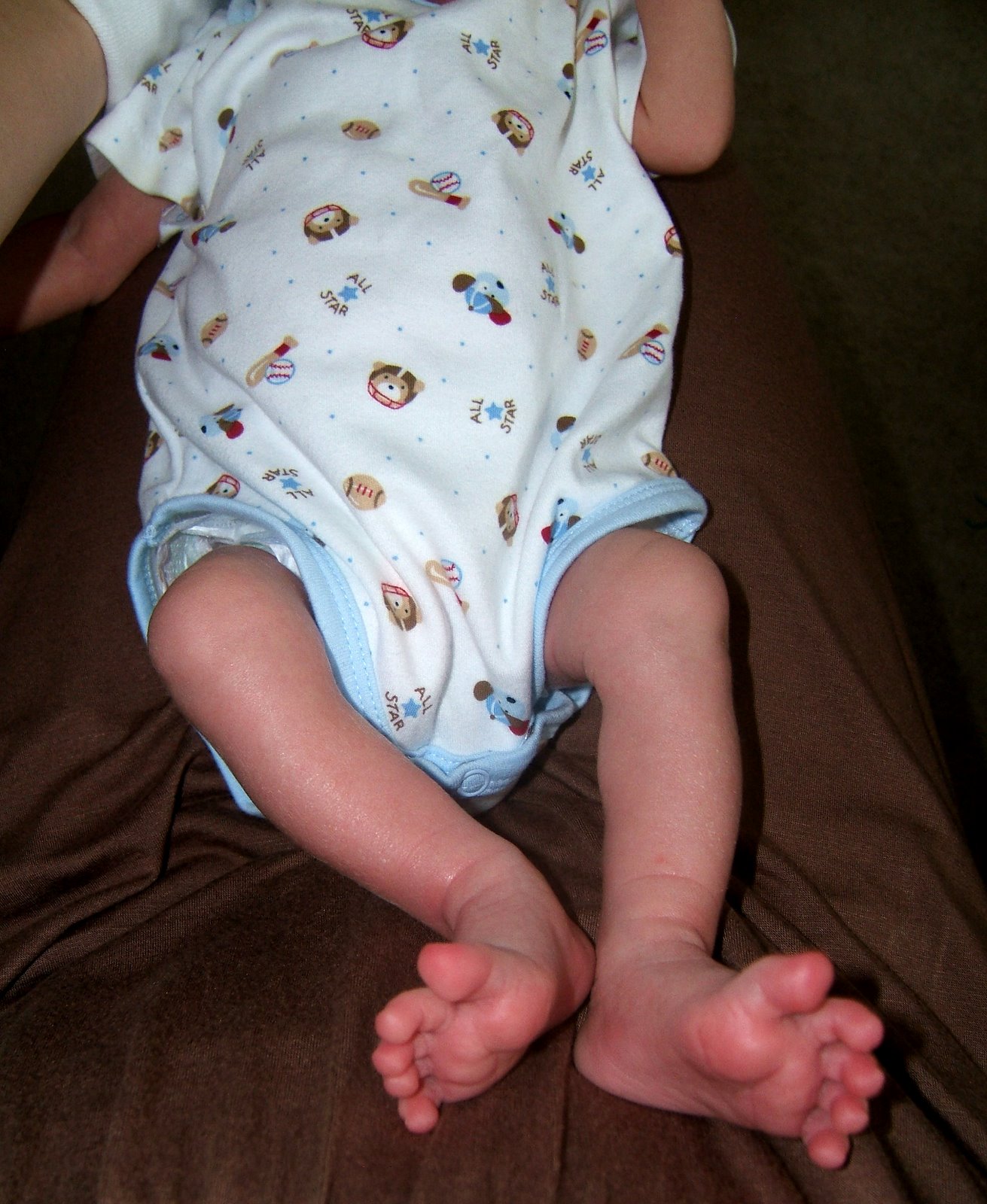 [baby+sam+legs.jpg]