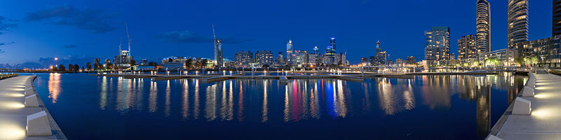 [800px-Melbourne_Docklands_-_Yarras_Edge_-_marina_panorama.jpg]