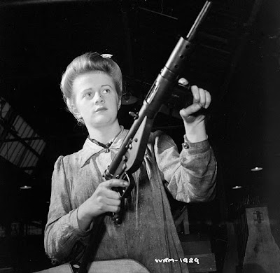 Fusil Mitrailleur BREN Woman+worker+poses+with+finished+Sten+submachinegun,+Small+Arms+Plant,+Long+Branch,+Ontario,+Canada.1942