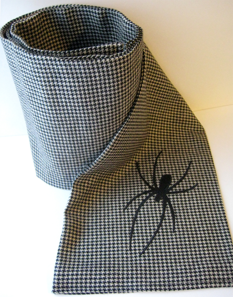 [roll+-+black+and+white+houndstooth+wool+scarf+with+spider.jpg]