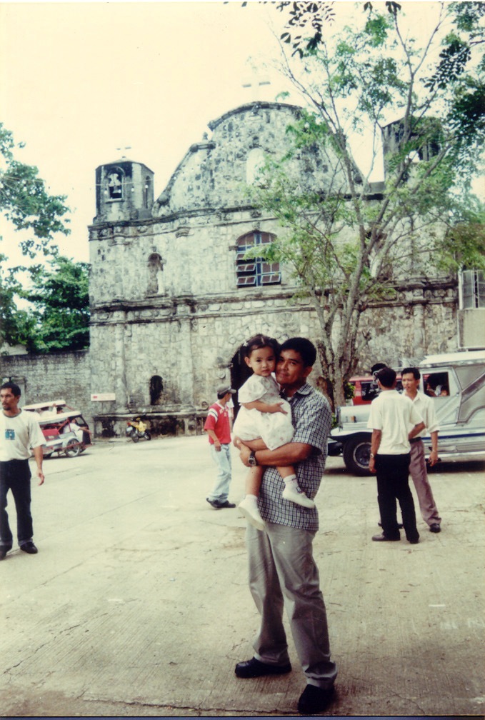 [Dad+and+Joy+infront+of+Macalelon]
