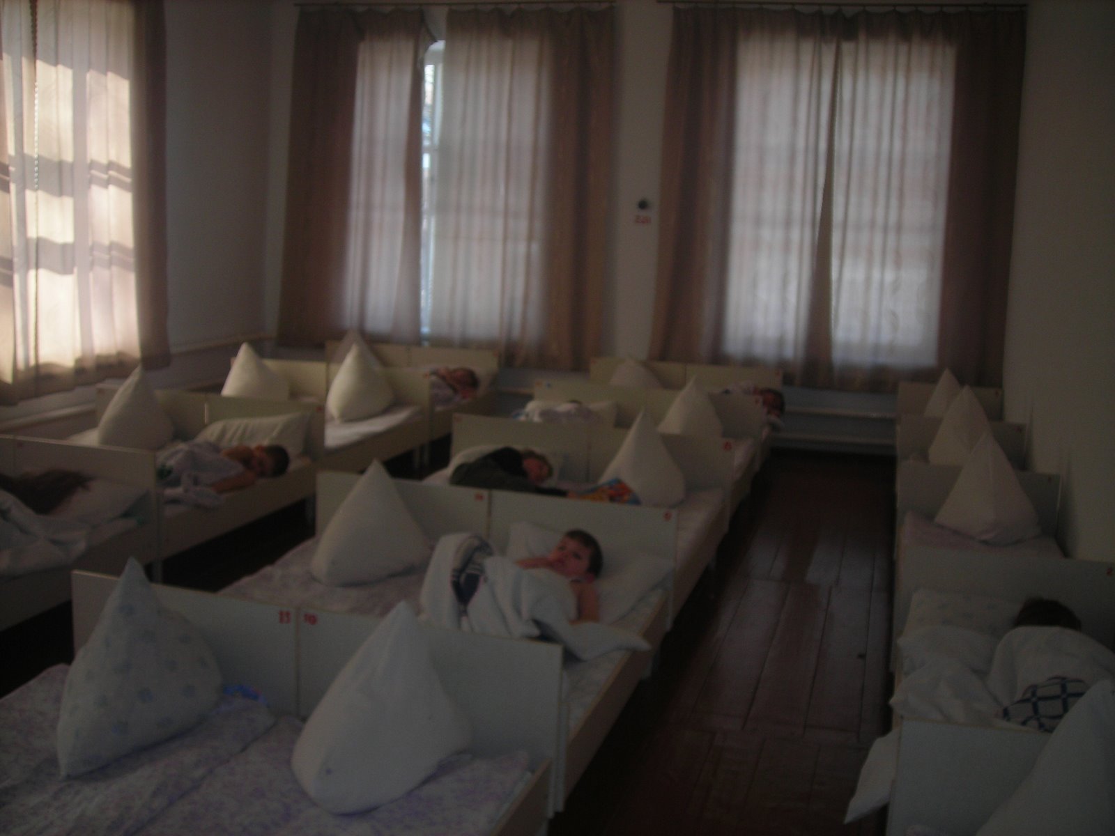 [desi's+class+bedroom+-+desi+sleeping.jpg]