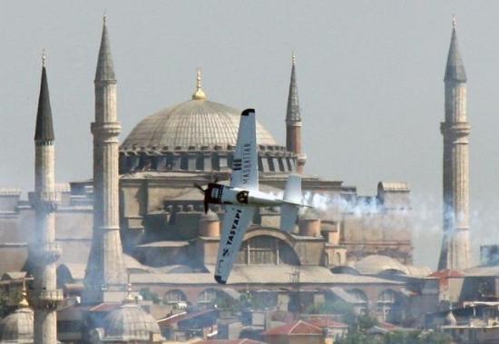 [Red+Bull+Air+Race+pilotları+İstanbul+semalarını+renklendirdi.jpg]