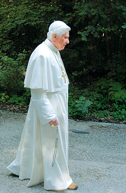[Benedict+with+Rosary.jpg]