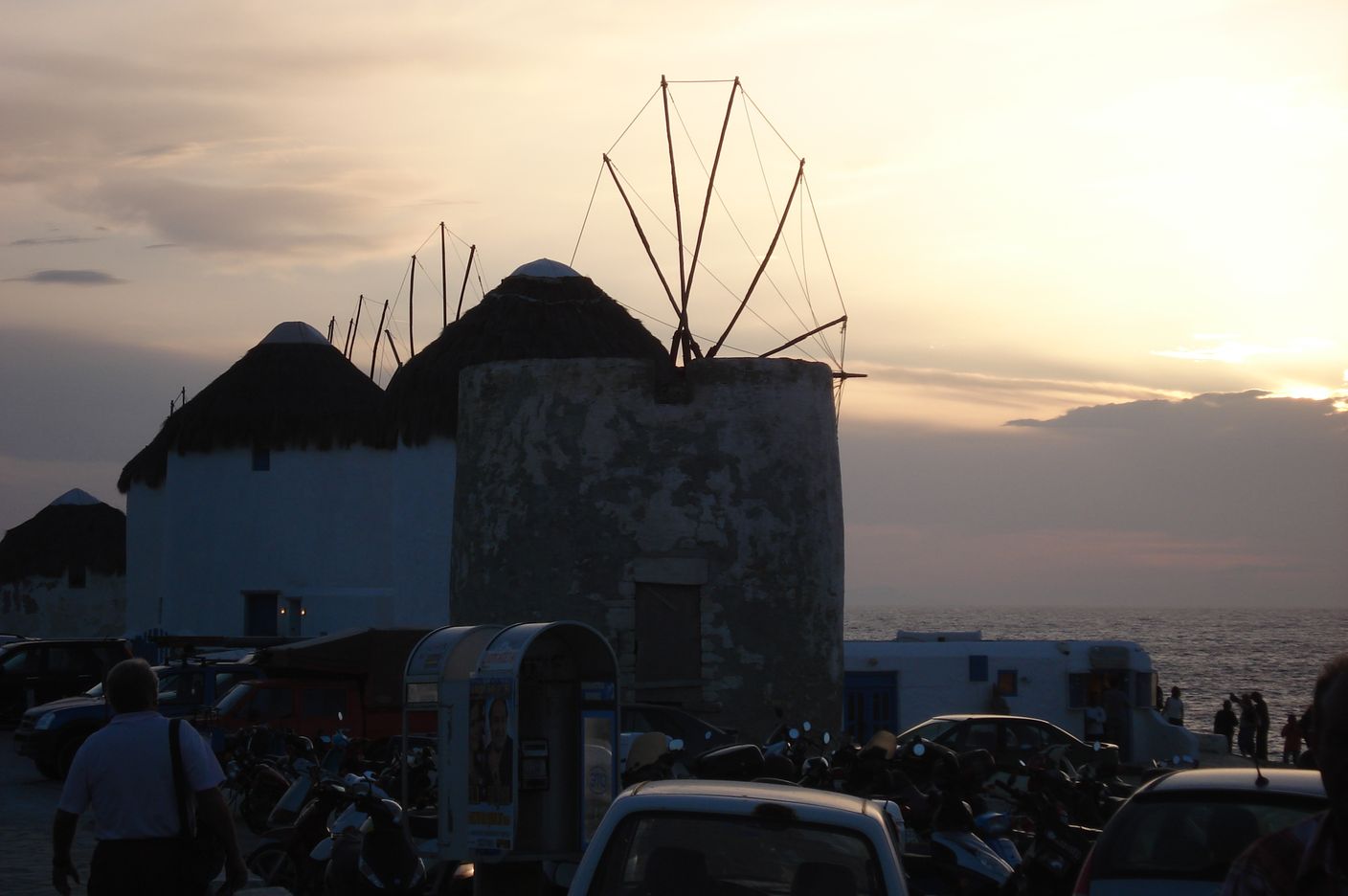 [Mykonos_windmills+at+sunset.jpg]