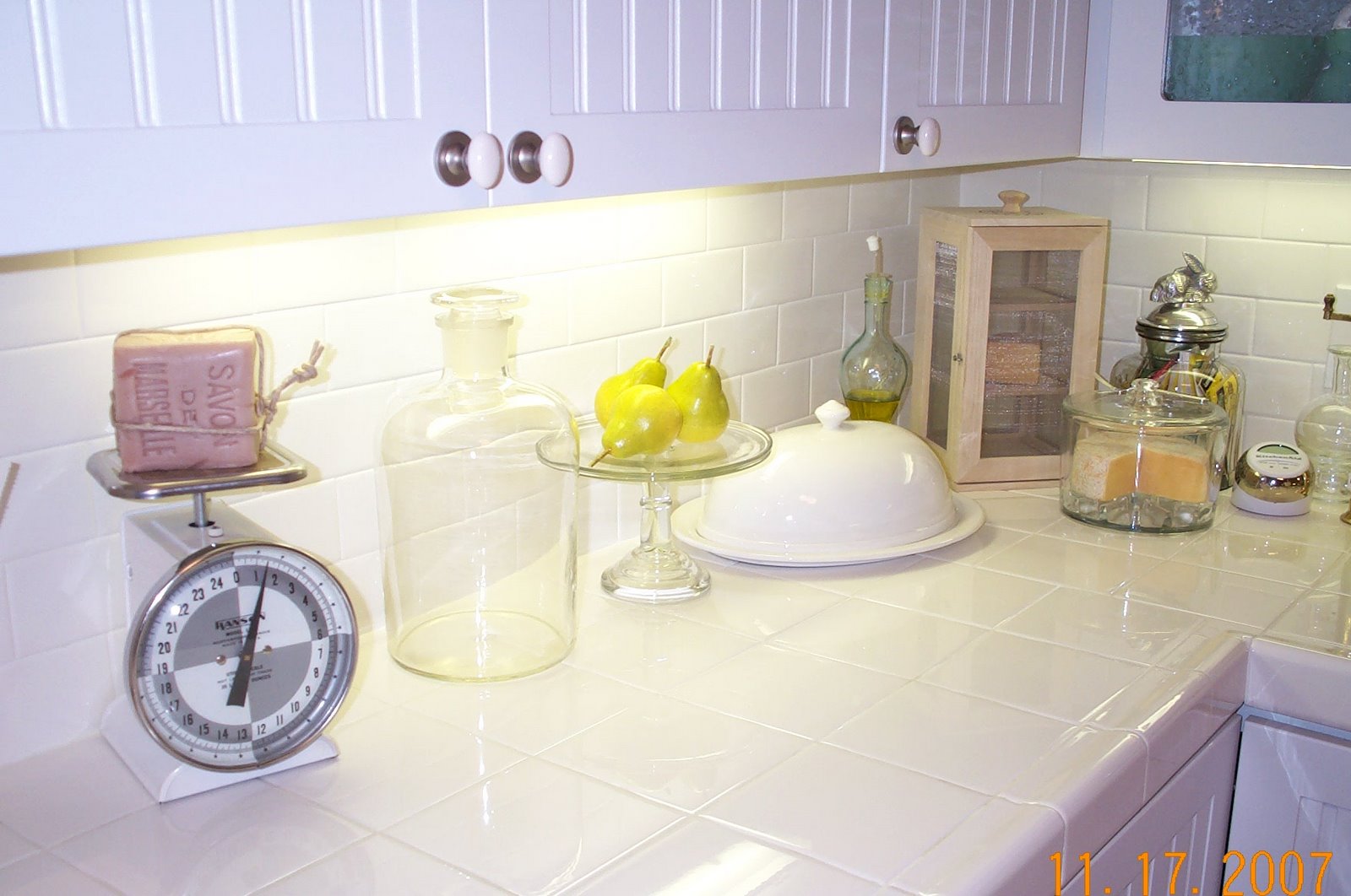 [Kitchen+Pyrex+Bottle+and+Cake+Stand+1.jpg]