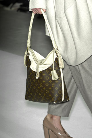 [Louis_Vuitton_close-up_00660m.jpg]