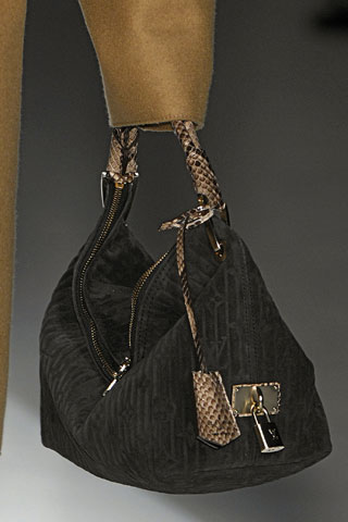 [Louis_Vuitton_close-up_00030m.jpg]