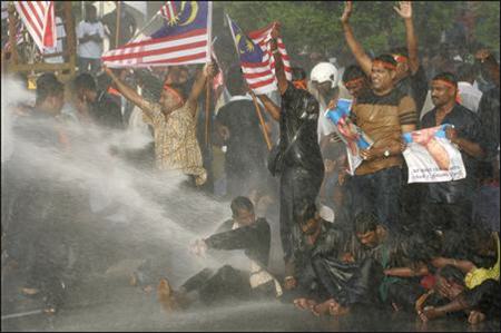 [reuters_hindraf_water_cannon.jpg]