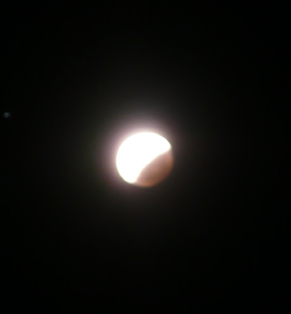 [full-moon-partial-eclipse+22008+Hawaii.jpg]