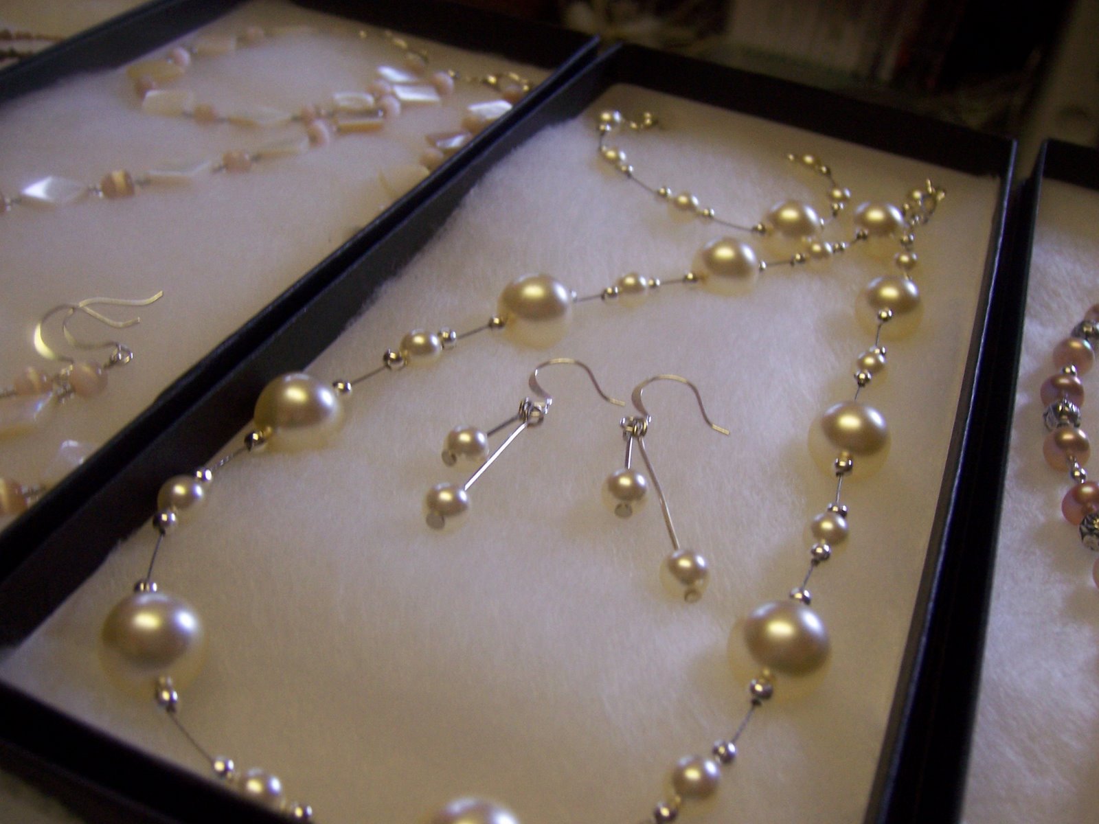 Glass Pearl necklace, earring & bracelet set.