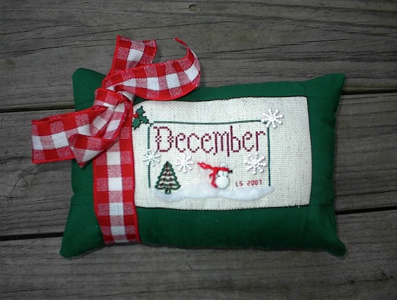 [Erica+Michaels+December+freebie+pillow+1.23.08.jpg]