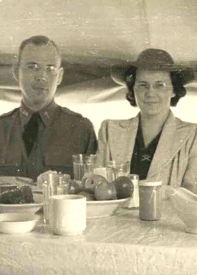 [1940+Robert+and+Maxine+Buckley+at+dinner+cropped.jpg]