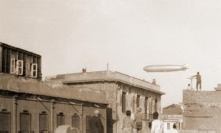 صور مصريه قديمه The+airship+%E2%80%9CGraff+Zeppelin%E2%80%9D+seen+of+the+38+of+the+street+of+Mouski