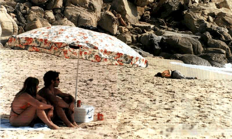 [Tarifa+-+Inmigrante+en+la+playa.gif]