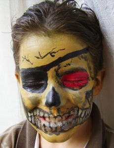 [skull-pirate-face-painting.jpg]