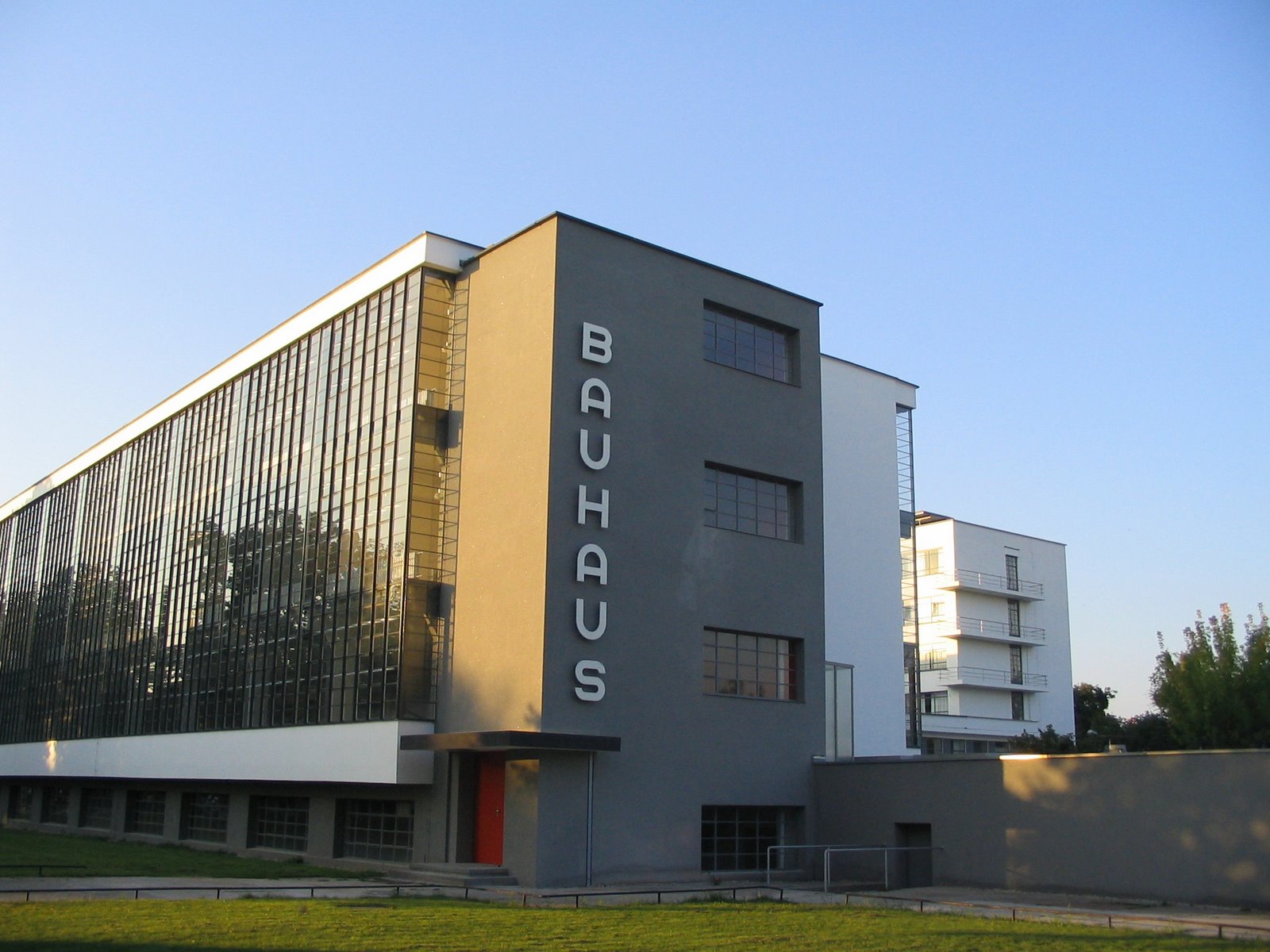 [Bauhaus-Dessau.jpg]