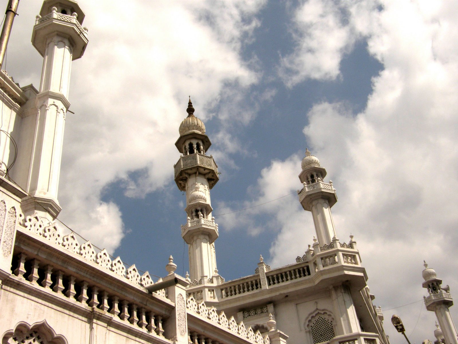 [archiecture-mosque-sky-001.jpg]