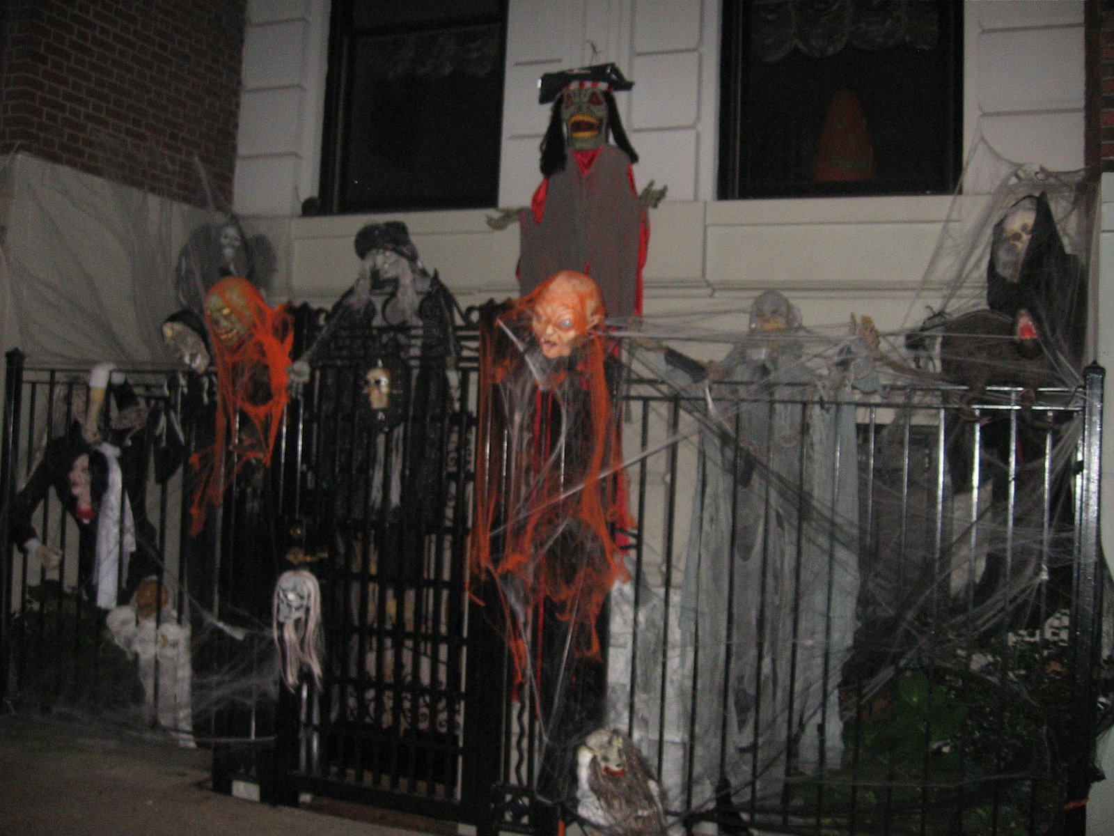 [Halloween+decorations+Upper+East+Side+2007+(4).jpg]