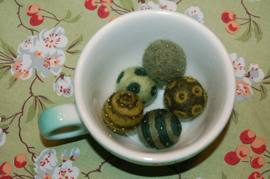 [felted+beads+in+cup.jpg]