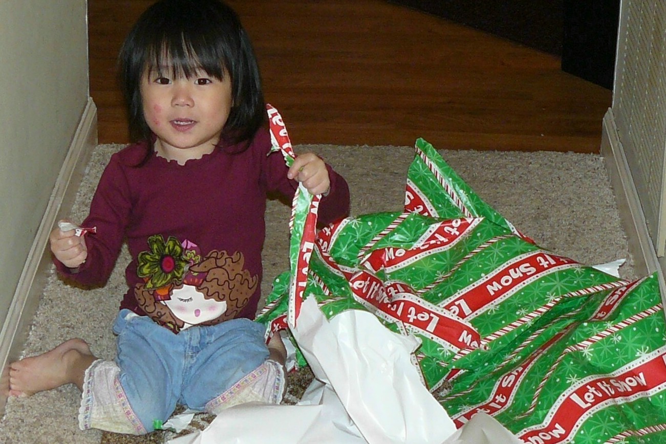 [zoey+and+wrapping+paper.jpg]