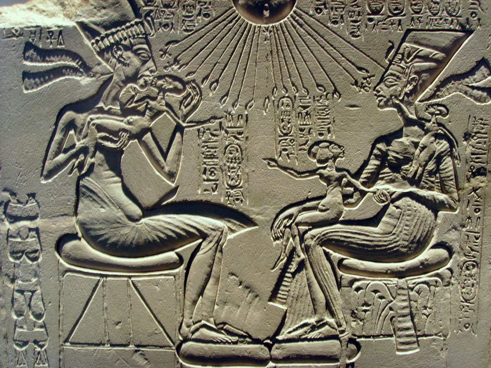 [Akhenaten,_Nefertiti_and_their_children.jpg]