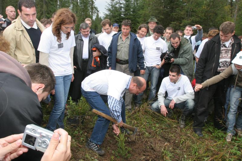 [Presedintele+Basescu+planteaza+puieti+de+molid+in+Muntii+Calimani-Dorne+asistat+de+voluntarii+din+Tasuleasa+judetul+Bistrita+Nasaud+(Valeriu+Tanasoff).jpg]