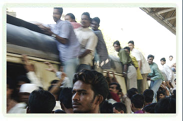 [mumbai-local-train-crowd.jpg]