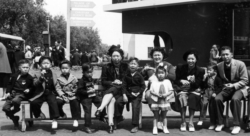[Lynette+Alice+Esther+and+children+1940.jpg]