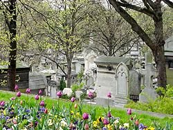 [250px-Pere_Lachaise_looking_down_the_hill.jpg]