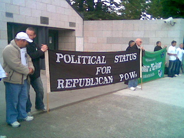 [Outside+the+British+Embassy+,+Dublin,+Sat+28-6-08..jpg]