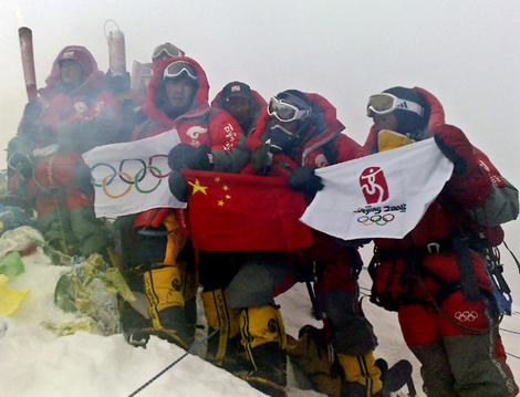 [olympic_torch_in_everest.jpg]
