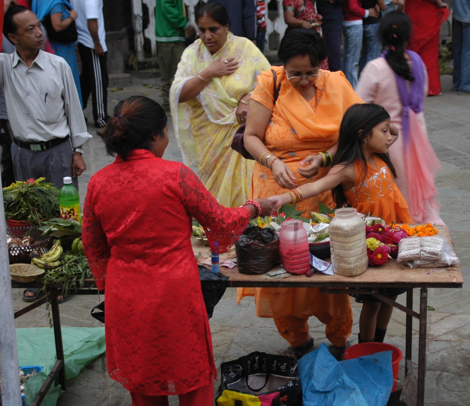 [Navami+Prasad+vendor+with+Kumari+girl.jpg]