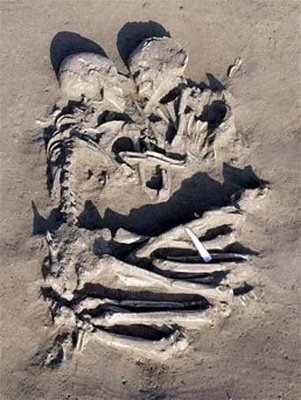 [der-esqueletos-abrazados-2007-02-06-2780.jpg]