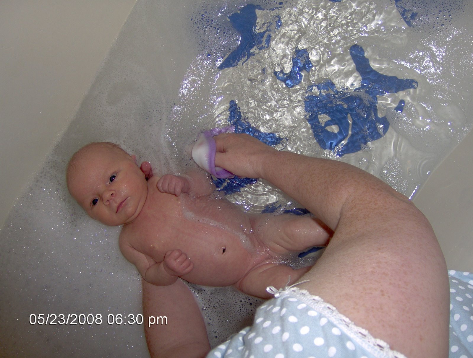 [5-23-08+Katie+bath.JPG]