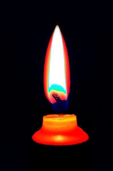 [397px-2006-02-25_candle-flame_with_colour-shift_B.jpg]