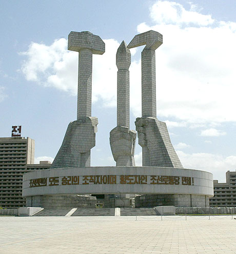 [north-korea-monument.jpg]