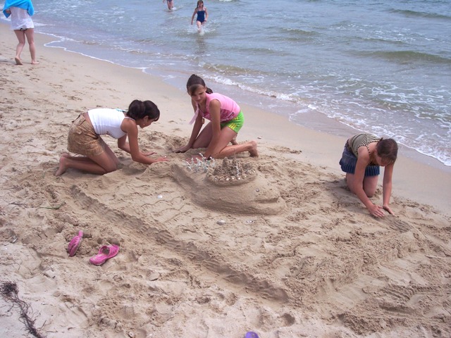[kids+sand+castle+contest+a.jpg]
