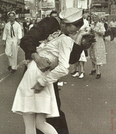 [eisenstaedt_alfred_vj-day-the-kiss-1945_l.jpg]