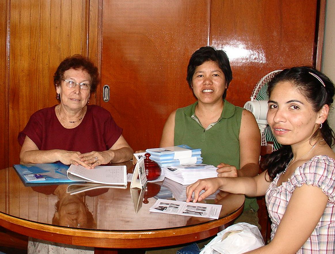 Sra. Betty Leveau, Susana Wong, Mivael Olivera, Entrega de folletos