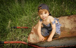 [little-boy-wheelbarrow_~1787884.jpg]
