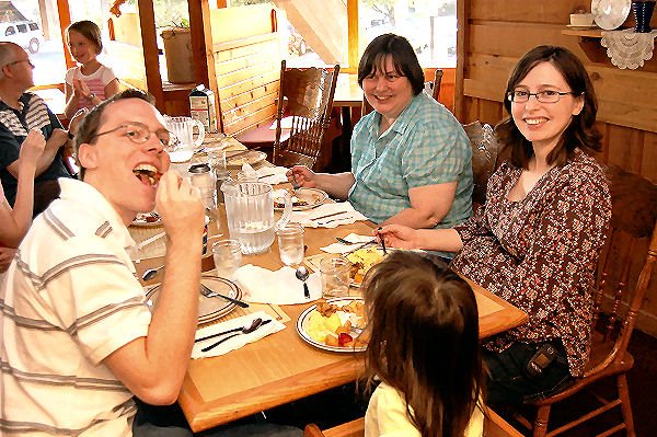 [Rob,+Alyssa,+Sandy+and+Kendra+eating+breakfast.jpg]