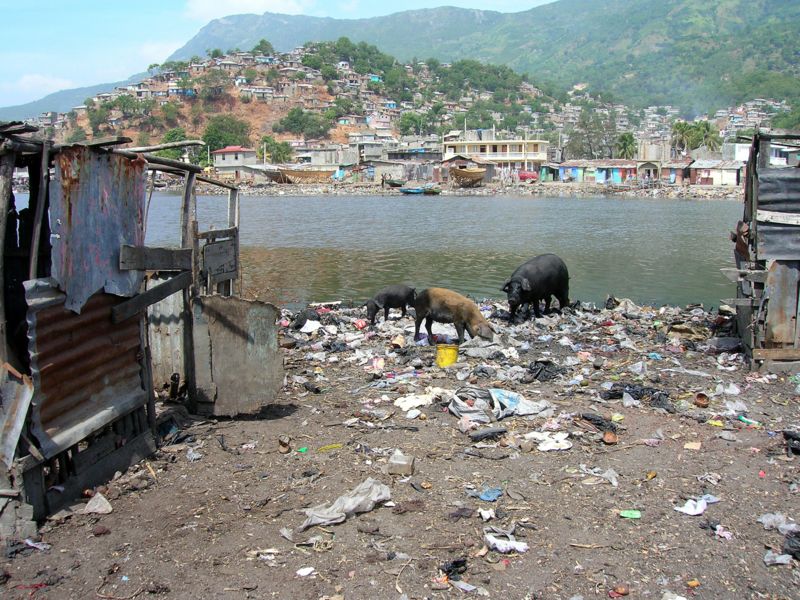 [800px-Waste_dumping_in_a_slum_of_Cap-Haitien.jpg]