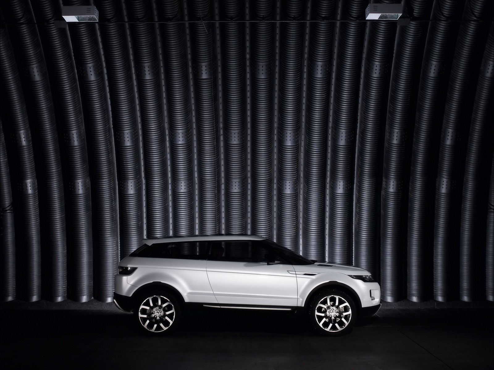 [2008-Land-Rover-LRX-Concept-04.jpg]